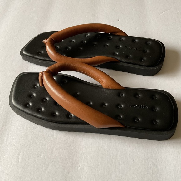 Vince Shoes - VINCE SERENE PUFFY THONG SANDAL CARAMEL BROWN WITH BLACK SIZE 9.5 NWOT